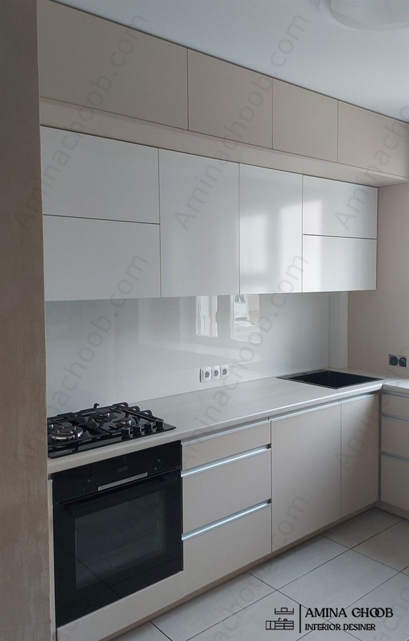 کابینت هایگلاس سفید با ترکیب رنگی نسکافه ای