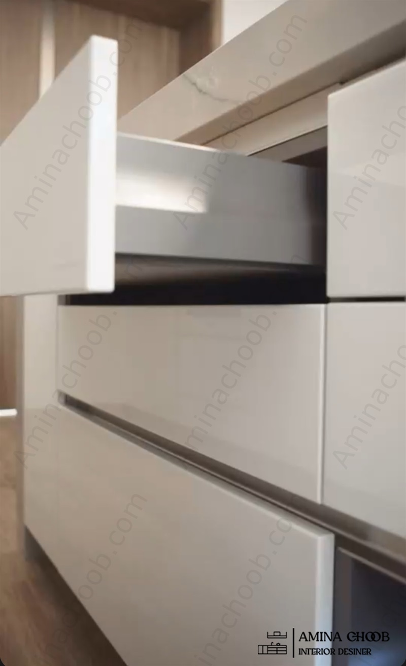 ترکیب عالی دستگیرههای استیل با کابینتهای هایگلاس