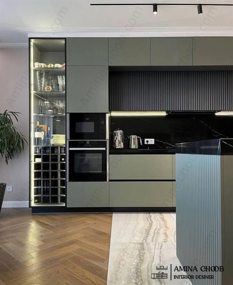 طراحی کابینت مدرن با درب هایگلاس و بدنه امدیاف