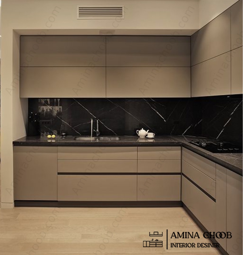 کابینت هایگلاس بژ اکلیلی با بین کابینتی مشکی